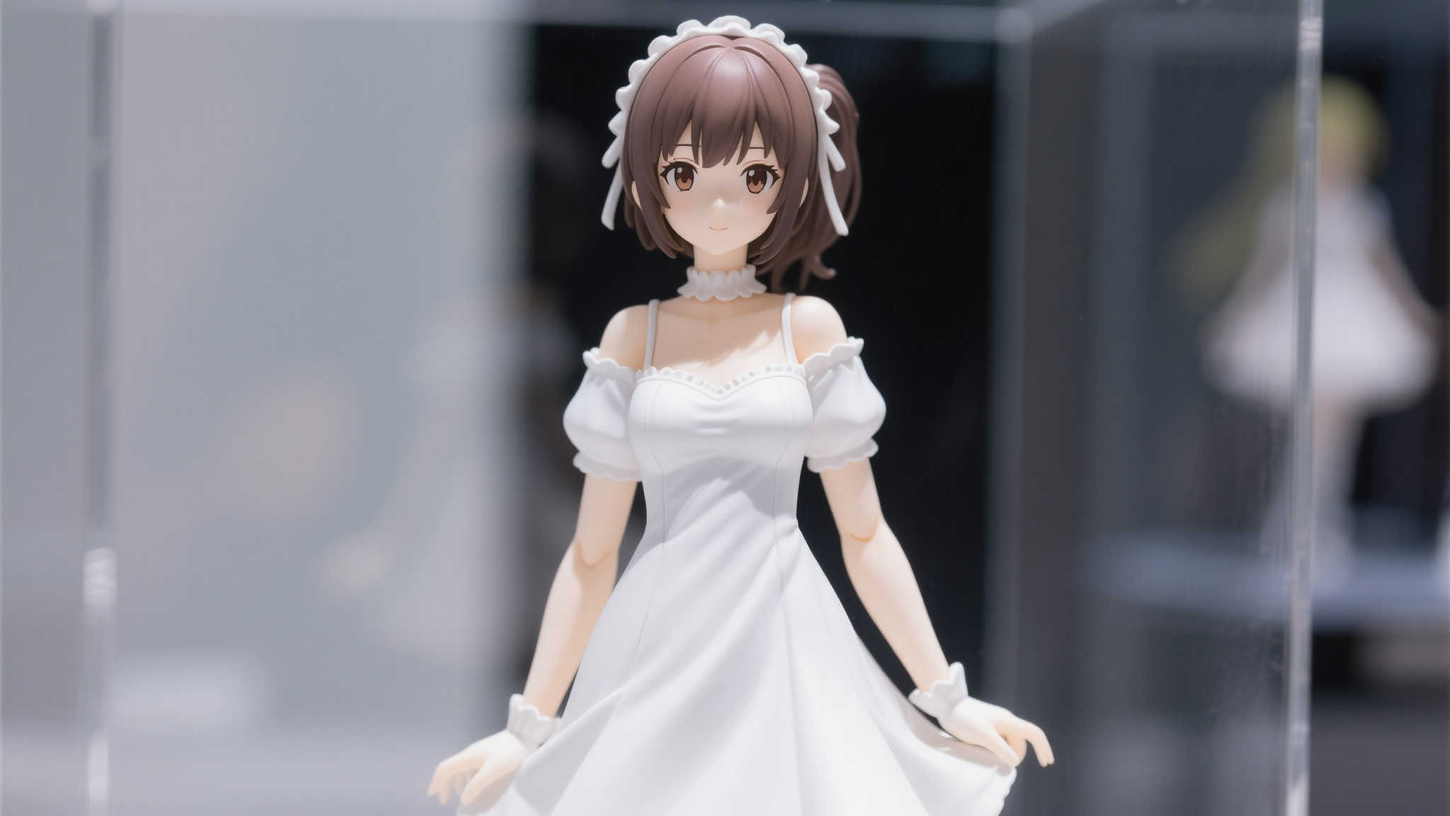 BellFine《莉可丽丝:井之上泷奈白色连衣裙造型 此外,手办的配色也值得称道。白色的主色调